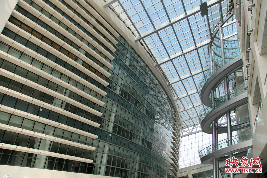 “全景天窗”帶來充足的自然光。