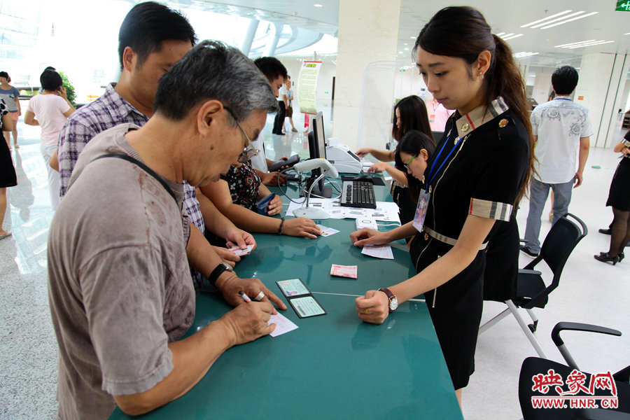 辦理借書卡很便捷，只需要身份證和一百元押金就可以。