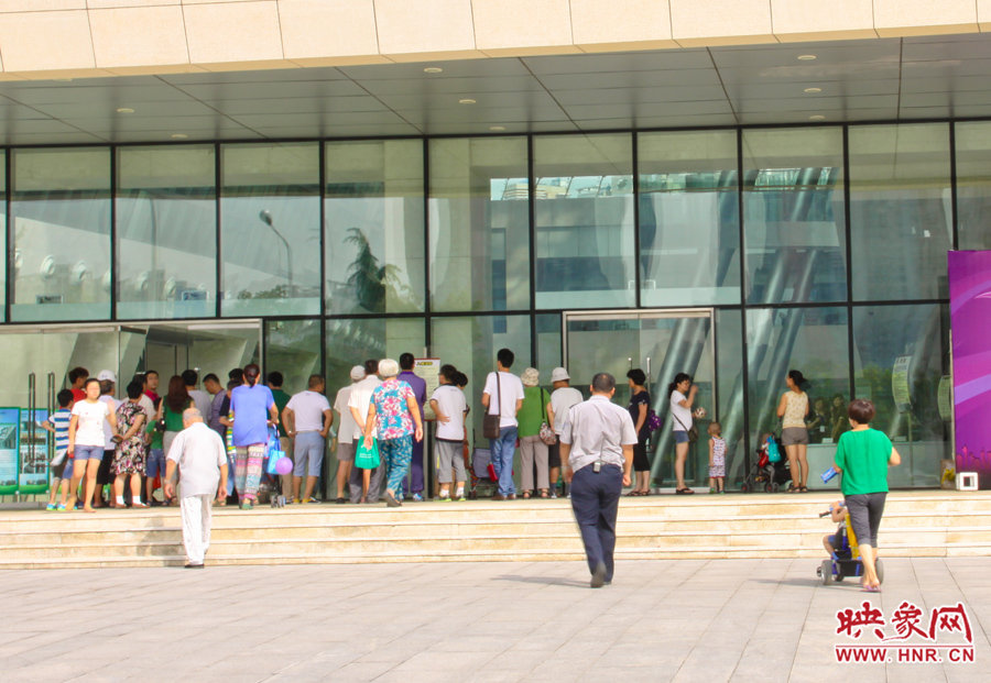 開館時間還沒到，門口已經(jīng)有不少等待的讀者