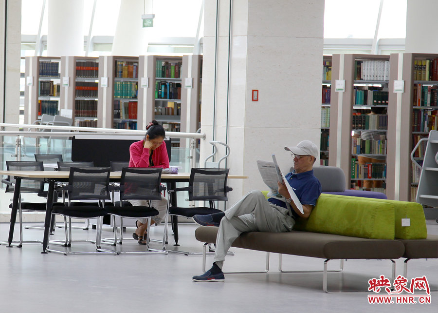 閱讀區(qū)有沙發(fā)，有桌椅，讓讀者有了更多的選擇。