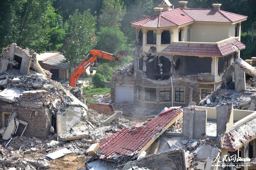 2013年8月18日，在黃河南岸鄭州市惠濟(jì)區(qū)花園口鎮(zhèn)申莊村，違規(guī)修建的別墅正在被拆除。張濤/東方IC
