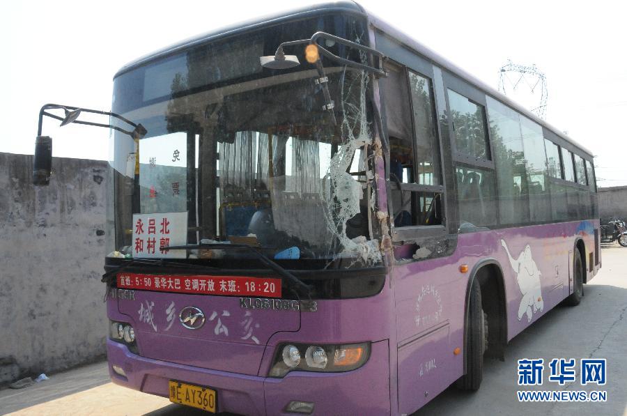 事發(fā)公交車左前方的擋風(fēng)玻璃破了一個大洞（8月20日攝）。