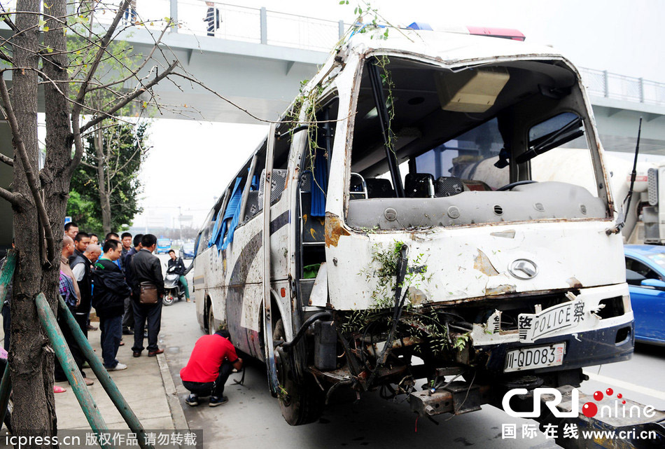 嫌疑人盜四川監(jiān)獄警用大巴 高速路瘋狂逃竄被抓獲 嫌疑人盜四川監(jiān)獄警用大巴 高速路瘋狂逃竄被抓獲