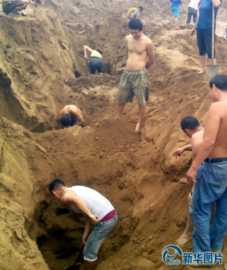 河南西平工地挖出銅錢 上百村民連夜哄搶 河南西平工地挖出銅錢 上百村民連夜哄搶