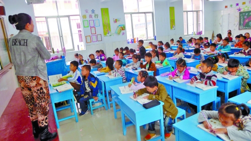 有的課桌直抵講臺(tái)，學(xué)生眼睛離黑板非常近。