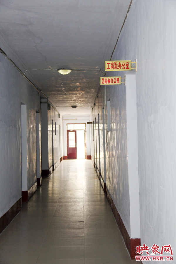 在縣委大院內(nèi),分布著很多機(jī)關(guān)單位。