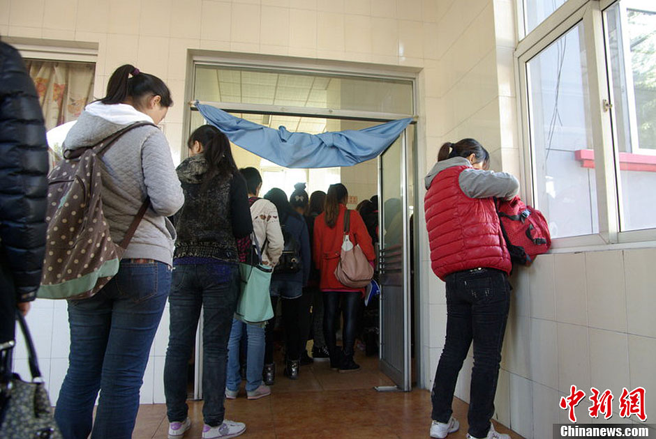 　10月26日上午10點(diǎn)多，北京香山路賞紅客摩肩接踵