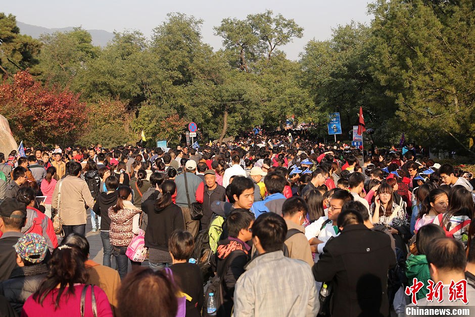 　10月26日，北京香山公園內(nèi)游客摩肩接踵。