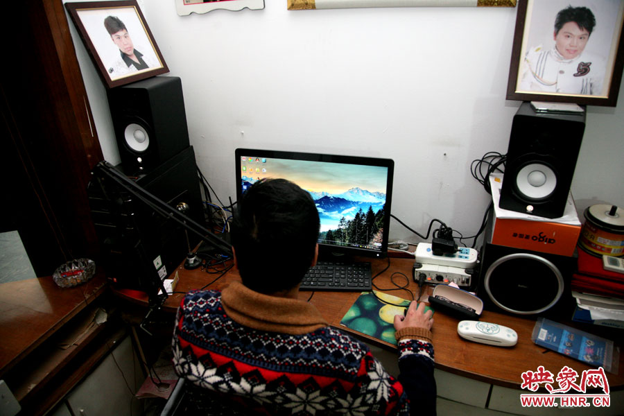 這張小小的工作臺就是海龍的一片小天地，他可以在這里練歌，也可在這里回味他的過去