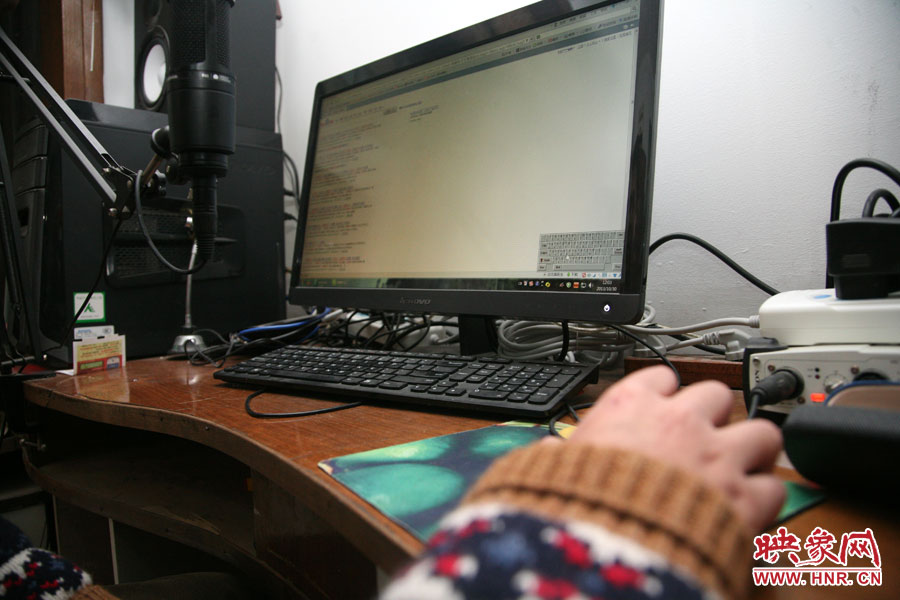 由于海龍只剩下兩根手指可以做動作，聰明的他調(diào)出軟鍵盤來打字搜索