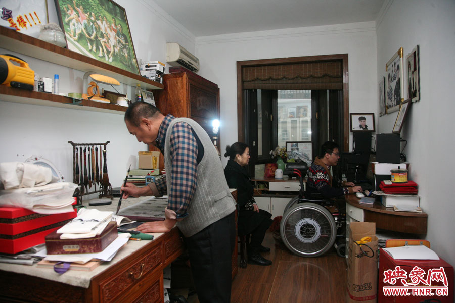 小小的書房里，爺孫三人在坐著各自的事情，姥爺在練書法，姥姥在旁專心的看著海龍，海龍在盡情的歌唱