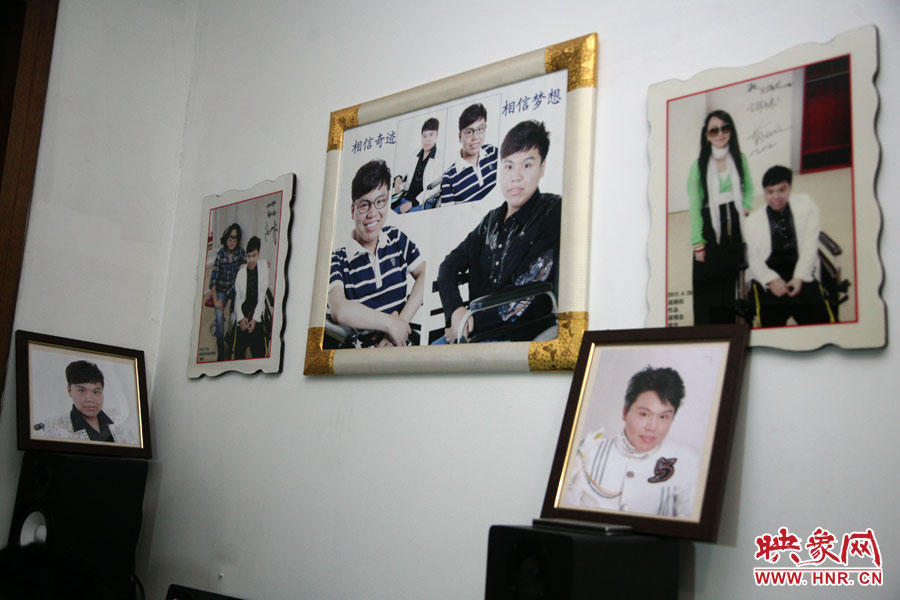 海龍的房間內(nèi)掛滿了這些年他走過的路程。