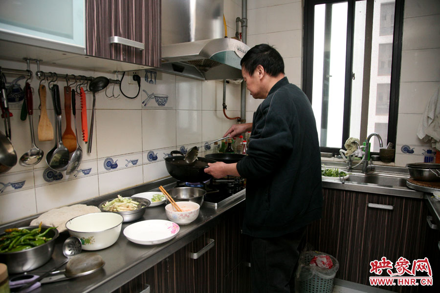 由于二老年齡也大了，于是姥姥的弟弟來住在家中幫忙照顧海龍