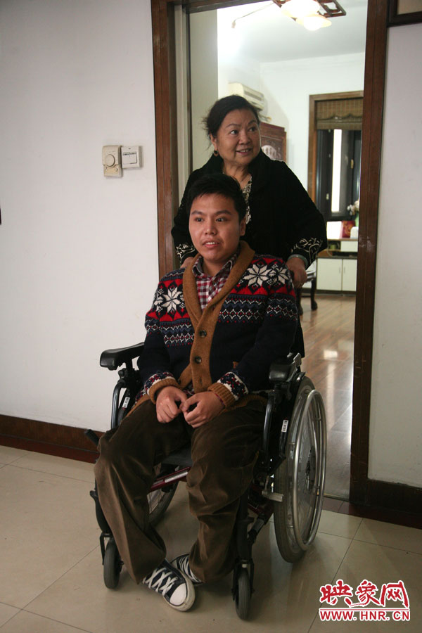 練完歌后，姥姥將海龍推了出來，因?yàn)樾袆硬槐?，海龍很少出門，他的活動地方一般就是書房與客廳。