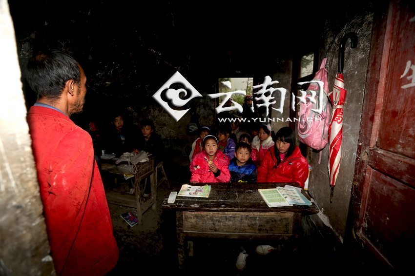 小學里只有兩個班，大點的孩子無法升入高年級，只得從一年級再讀起，就像復讀機。