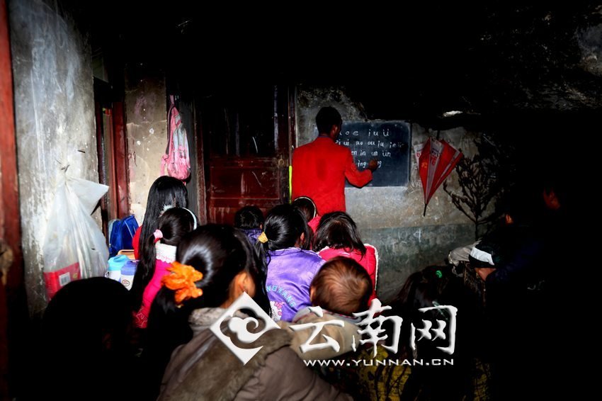 由于受到當?shù)厝似缫?，大鍋圈的孩子們沒有外出求學的機會，只能在這樣的簡易房里學習