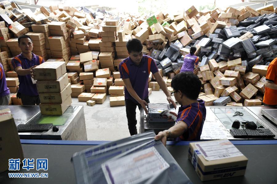 11月11日，在圓通公司廣州一處分揀站，工作人員加緊掃描快件。