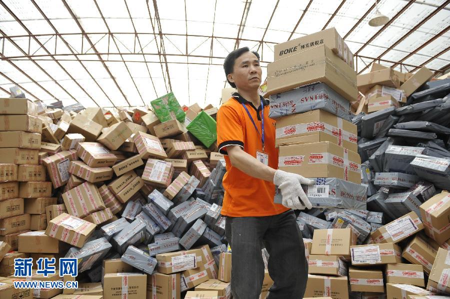 　11月11日，在圓通公司廣州一處分揀站，工作人員加緊處理堆積如山的快件。