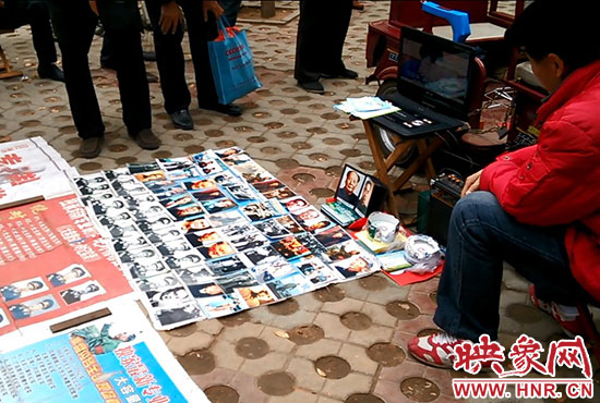 這位攤主自稱“掌握很多國(guó)家領(lǐng)導(dǎo)人的獨(dú)家機(jī)密” 這位攤主自稱“掌握很多國(guó)家領(lǐng)導(dǎo)人的獨(dú)家機(jī)密”