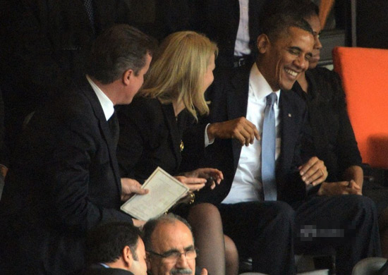 奧巴馬在曼德拉悼念會(huì)上玩“自拍” 引發(fā)爭議 奧巴馬在曼德拉悼念會(huì)上玩“自拍” 引發(fā)爭議