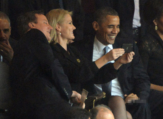 奧巴馬在曼德拉悼念會(huì)上玩“自拍” 引發(fā)爭議 奧巴馬在曼德拉悼念會(huì)上玩“自拍” 引發(fā)爭議