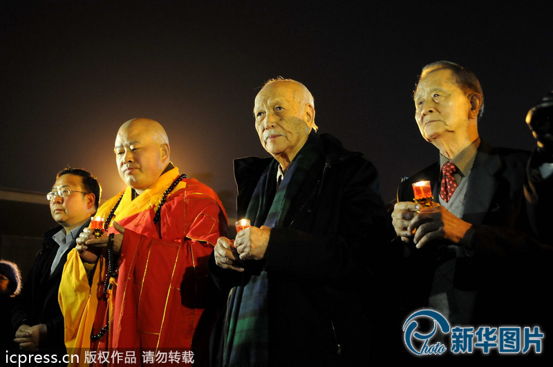 “為南京大屠殺遇難者守靈儀式暨和平燭光祭”活動(dòng)在侵華日軍南京大屠殺遇難同胞紀(jì)念館祭場(chǎng)舉行。