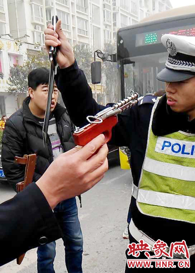 據當事交警描述，男子自知車上有刀，在車輛被逼停后，車上的另一名男子試圖將刀具交給到達現場的同伴。