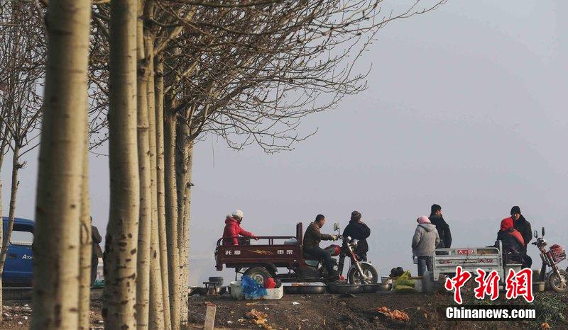 圖為12月1日，104國道靜?？h城附近，104國道靜?？h城附近，高速旁邊形成的黑市。田寶希 攝 圖片