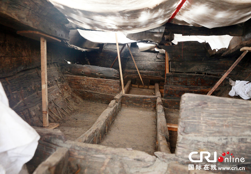 2014年1月6日，河南洛陽古沉船發(fā)掘現(xiàn)場，古沉船頭，船倉內(nèi)部。