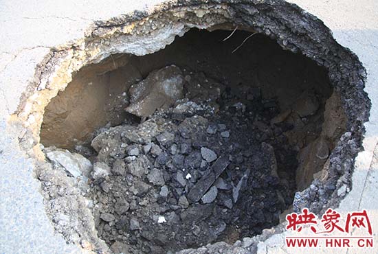 坑口直徑約兩米，路面下形成中空的大坑，約有15平方米。