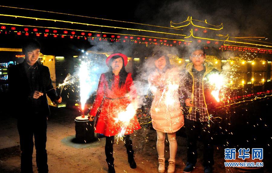 1月30日，浙江金華武義市民在燃放煙花，喜迎馬年春節(jié)。