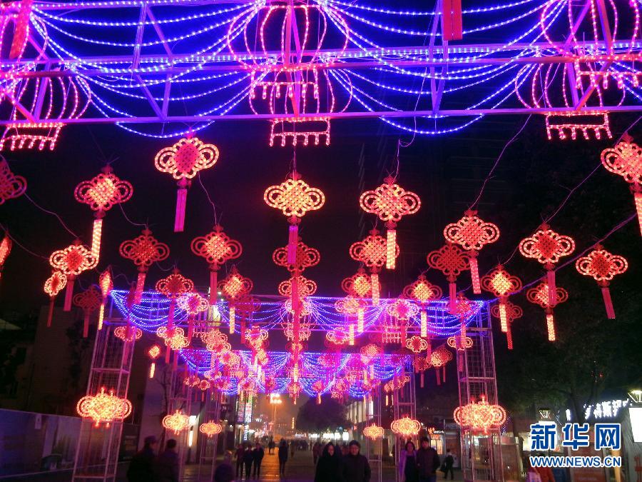 　1月30日，市民走在由中國結霓虹燈裝扮的蘇州街頭。