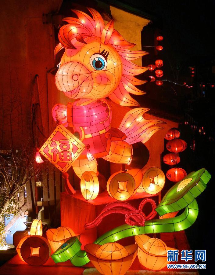 1月30日在蘇州山塘街拍攝的“福馬鬧春”彩燈景觀。