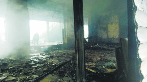 3.營(yíng)業(yè)大廳棚頂坍塌，貨物成灰。