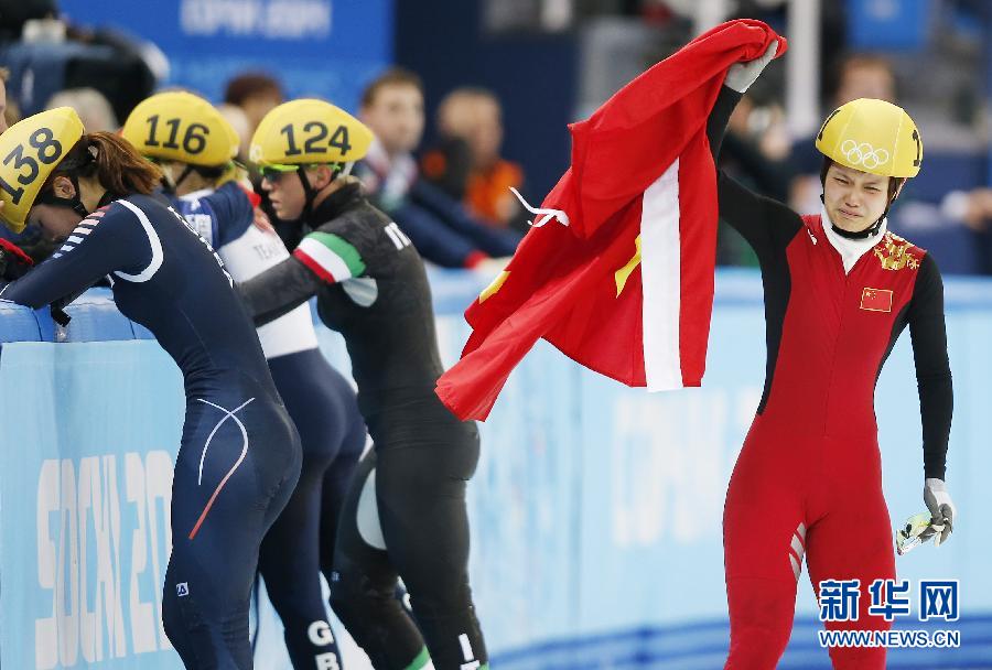 2月13日，中國選手李堅柔（右）在比賽后慶祝。