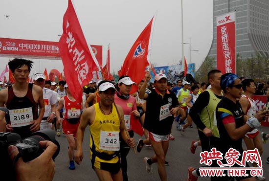 目前在鄭開大道上，一場角逐正在展開。