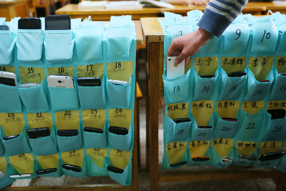 河南洛陽一大學(xué)學(xué)生課前自覺上交手機(jī) 河南洛陽一大學(xué)學(xué)生課前自覺上交手機(jī)