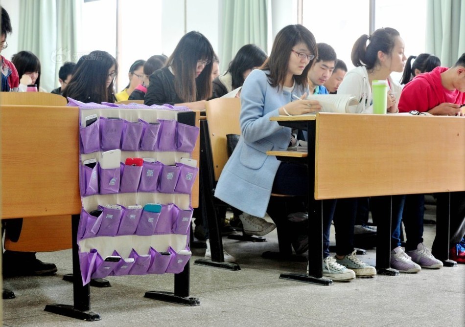 河南洛陽一大學(xué)學(xué)生課前自覺上交手機(jī) 河南洛陽一大學(xué)學(xué)生課前自覺上交手機(jī)