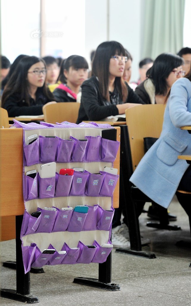 河南洛陽一大學(xué)學(xué)生課前自覺上交手機(jī) 河南洛陽一大學(xué)學(xué)生課前自覺上交手機(jī)