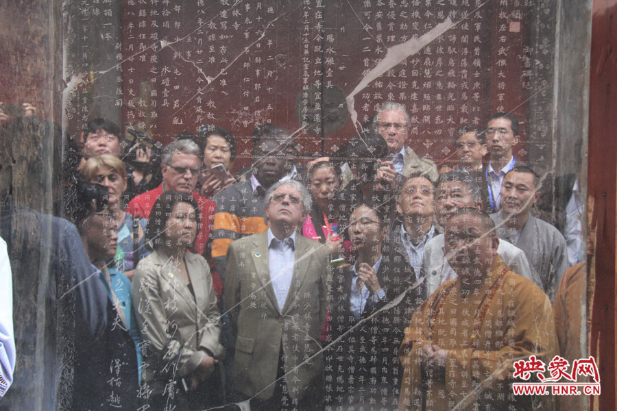 在一塊石碑前，少林寺方丈正在講解