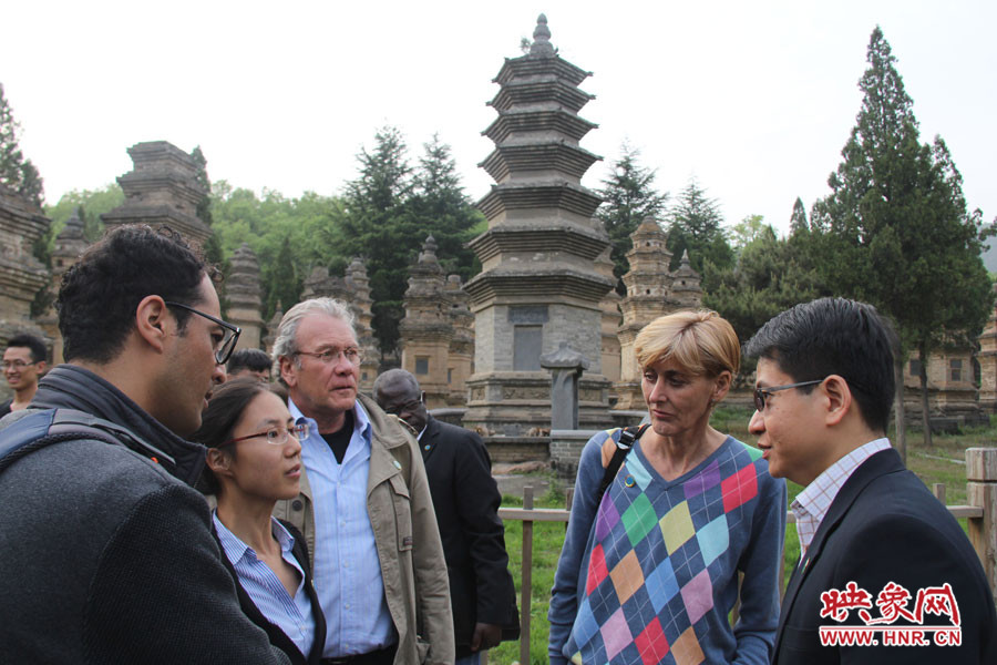 外交官正在討論佛教問(wèn)題