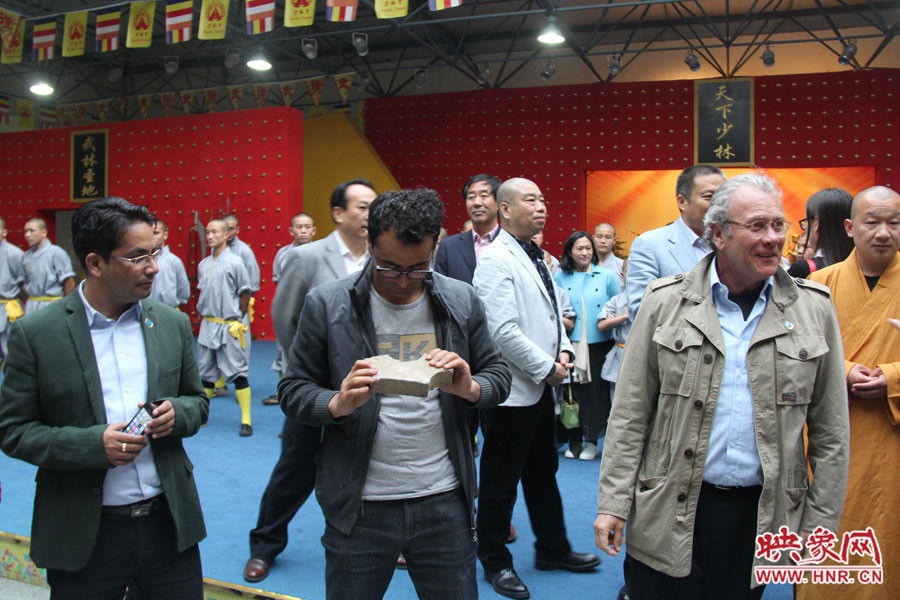 在表演后，外交官查看被表演者劈開的磚頭