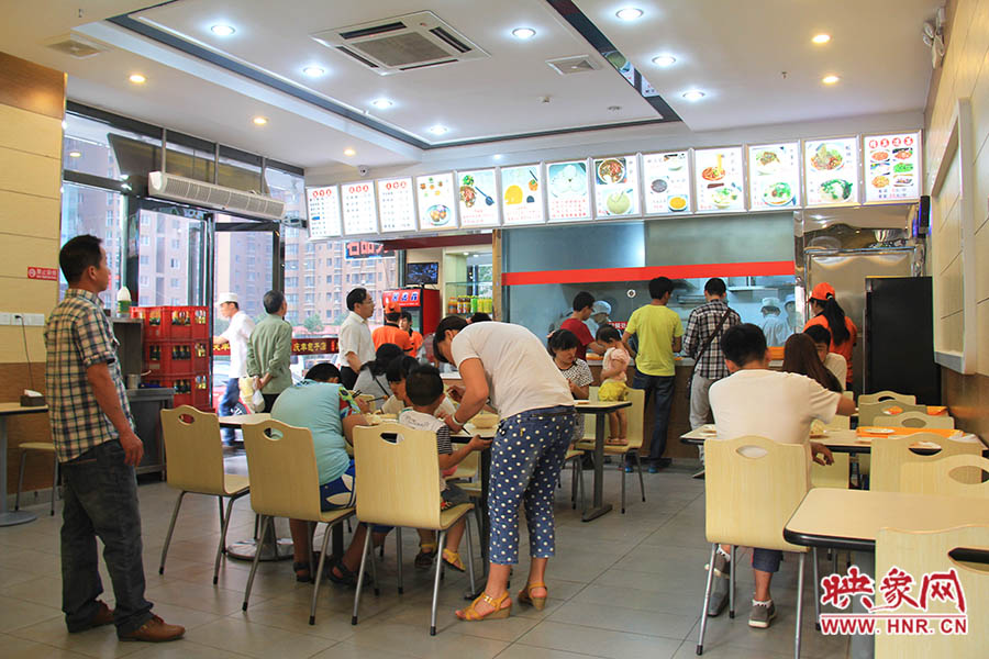 慶豐包子的金字招牌真不是蓋的,雖然店面還沒有正式營業(yè),已有許多食客慕名來吃包子。