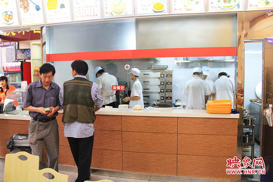 店面仍處于“試營業(yè)”狀態(tài),后廚的設(shè)備嶄新,看起來還算整潔。