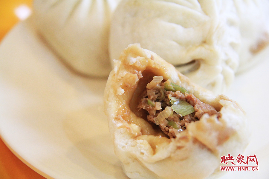 記者特意叫上一位去過北京正宗慶豐包子鋪的朋友前往試吃鑒定,兩者的味道差不多。