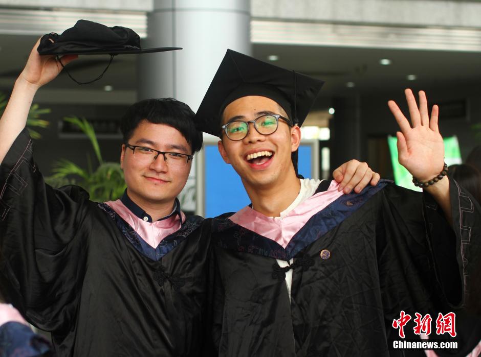 6月6日，浙江理工大學(xué)的畢業(yè)生們?cè)谛@中以賣萌、搞怪等獨(dú)具青春特色的方式告別大學(xué)生涯。中新社發(fā) 李晨
