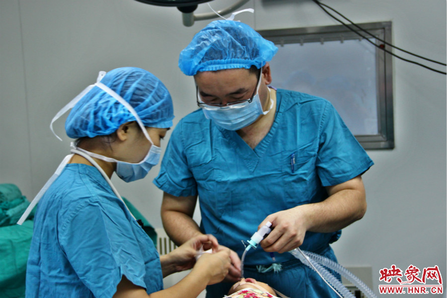 醫(yī)生正在對(duì)小龍進(jìn)行麻醉后的觀(guān)察。