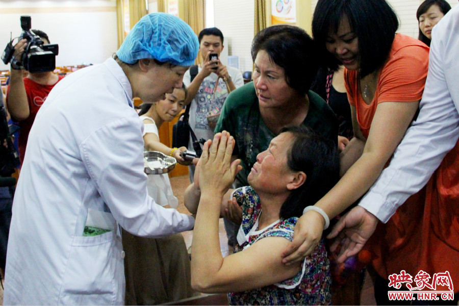 當(dāng)?shù)弥↓埬X部的鋼針成功取出，馮書(shū)想的情緒有些激動(dòng)。