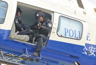 遇緊急情況，機載狙擊手可實施對地打擊。