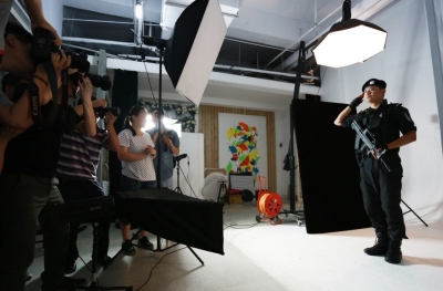 拍起大片來，特警也是一絲不茍。